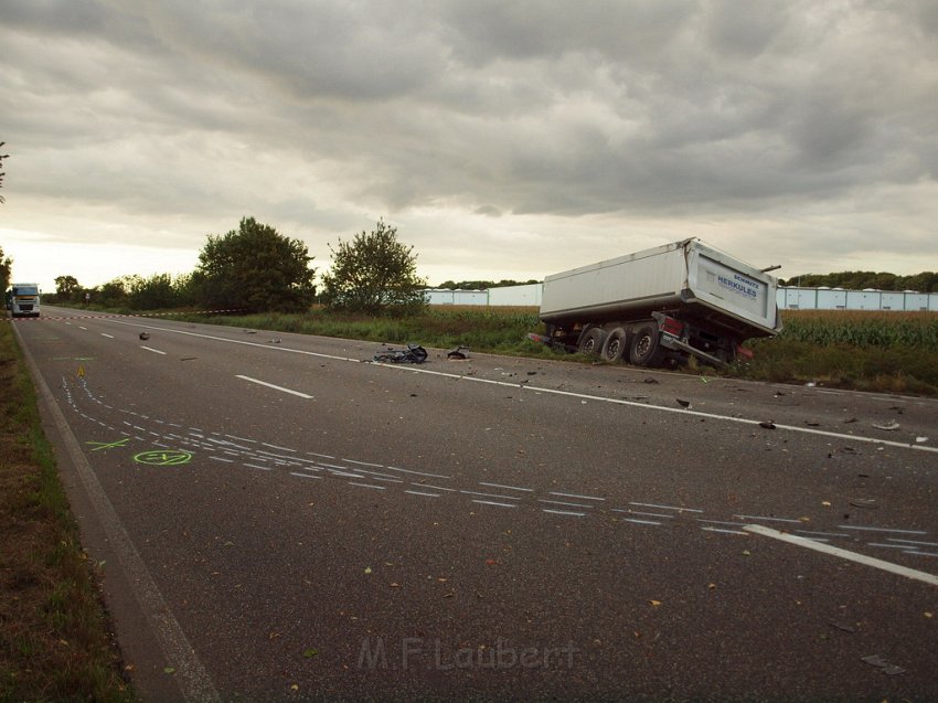 Schwerer VU Koeln Immendorf Kerkraderstr P200.JPG